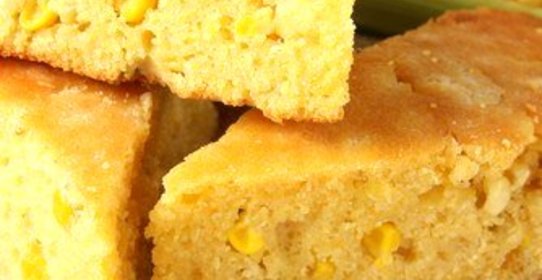 Кукурузный хлеб с кумином, кинзой и луком