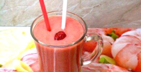 Смузи с клубникой и бананом