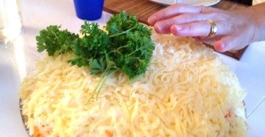 Салат с яблоками, морковью, яйцами и сыром