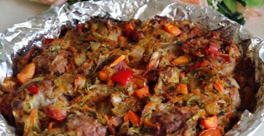 Мясные биточки, запеченные с овощами