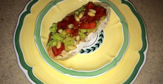 Брускетта с авокадо и помидорами