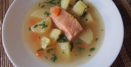 Рыбный суп уха из красной рыбы