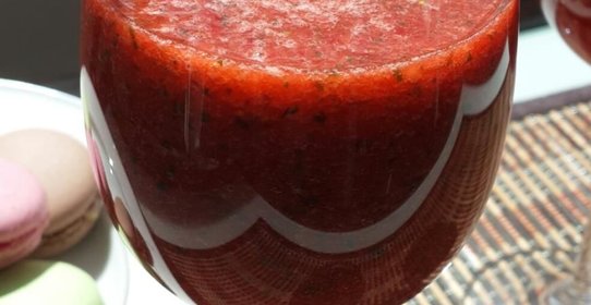 Клубнично-базиликовый смузи