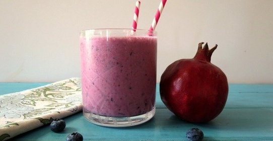 Смузи с черникой и гранатом