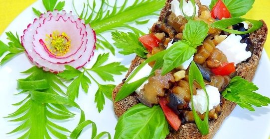 Салат из баклажанов в хлебной чаше