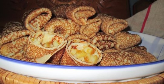 Блинчики с яблоками и медом