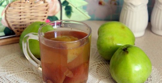 Компот из яблок и лесной клубники