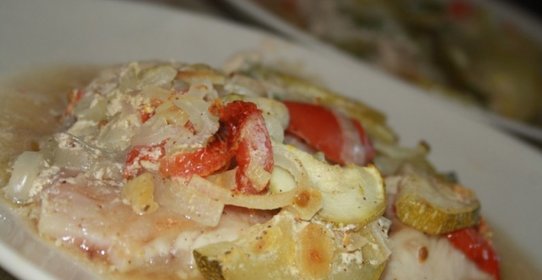 Рыба с летними овощами в пергаменте