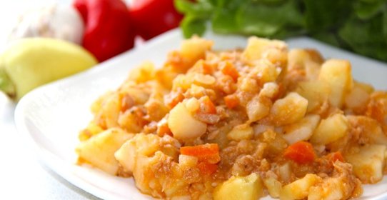 Тушеный картофель с консервированным тунцом