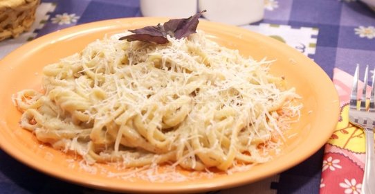 Паста с соусом бешамель и курицей