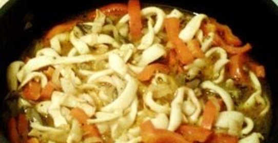 Кальмары тушеные с вешенками и овощами