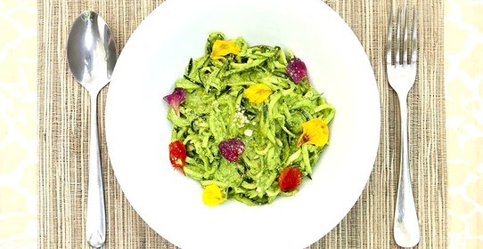 Сыроедческая паста из цукини с песто из шпината и семян подсолнуха