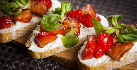 Брускетта с сыром рикотта и спелой клубникой