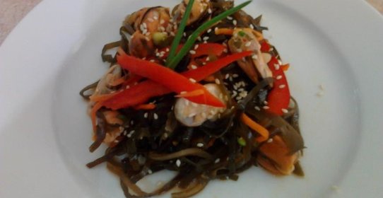 Салат с морской капустой и мидиями