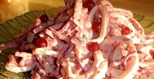 Салат с кальмарами под клюквенным соусом
