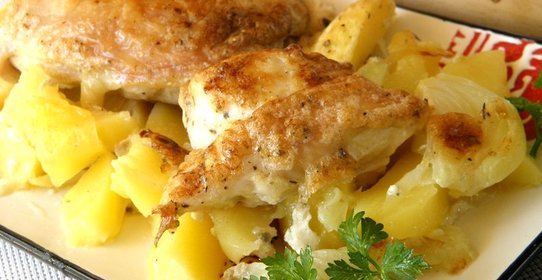 Картошка с курицей в духовке под соусом