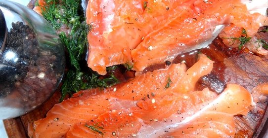 Лосось малосольный в укропе