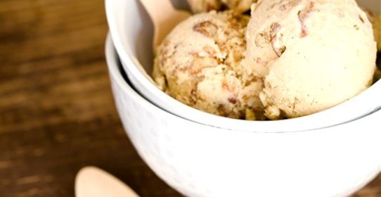 Сливочное мороженое с жареным пеканом