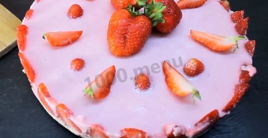 Торт с клубникой без выпечки