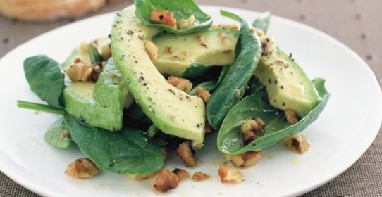 Салат с авокадо, шпинатом и грецкими орехами