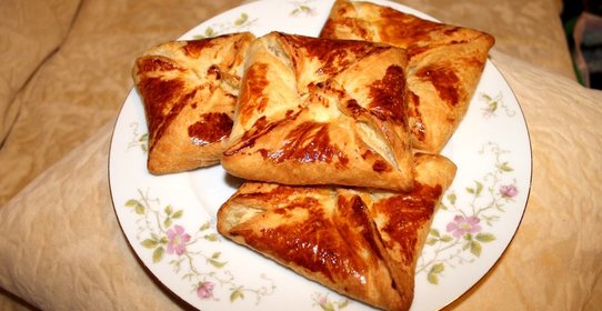 Слойки с творогом и бананом