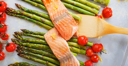 Семга, запеченная со спаржей и помидорами черри