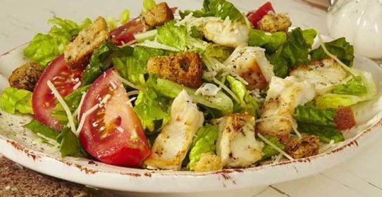 Салат с куриным филе, сухариками и овощами