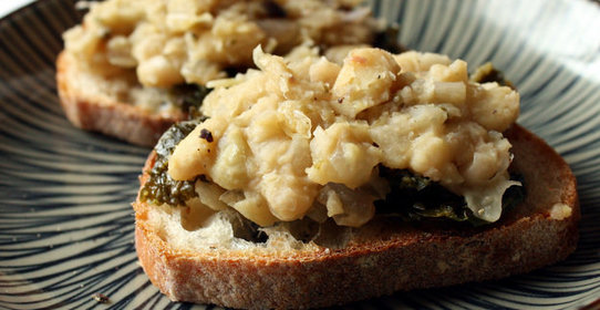 Пикантная брускетта с белой фасолью