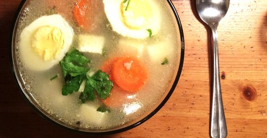 Рыбный суп с сыром и яйцами