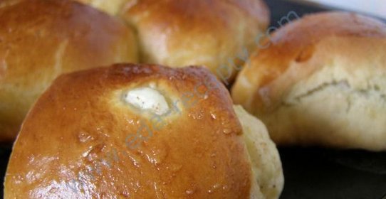 Дрожжевые булочки с творогом и корицей
