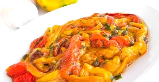 Маринованные полоски жареных перцев в пряном масле и бальзамическом уксусе