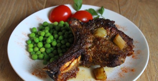 Пряная говяжья корейка на кости запеченная с пореем