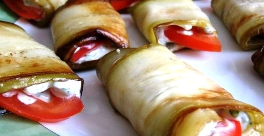 Рулетики из кабачков с помидорами
