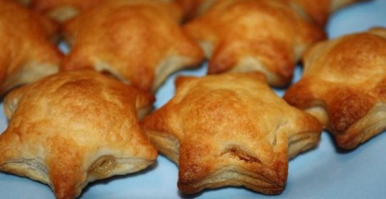 Слоеные пирожки с рыбой Звездочки