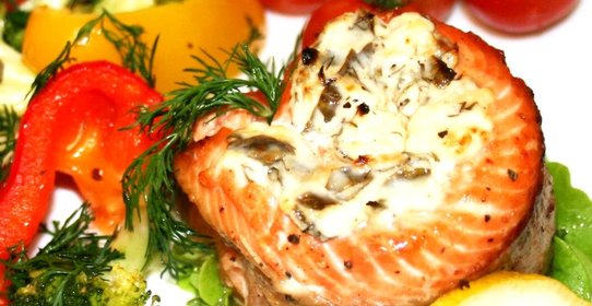 Запеченые рулеты из лосося с овощами