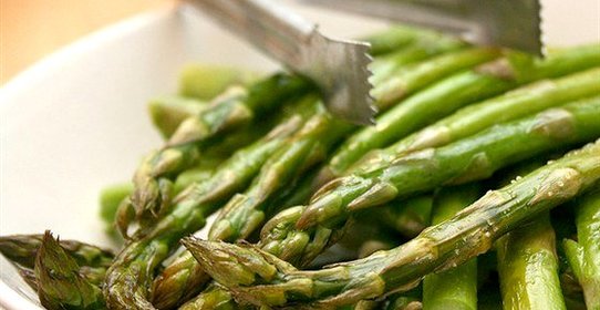 Запеченная спаржа с чесноком