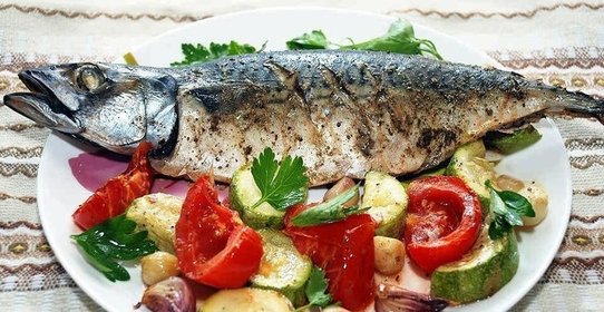 Скумбрия с овощами в духовке
