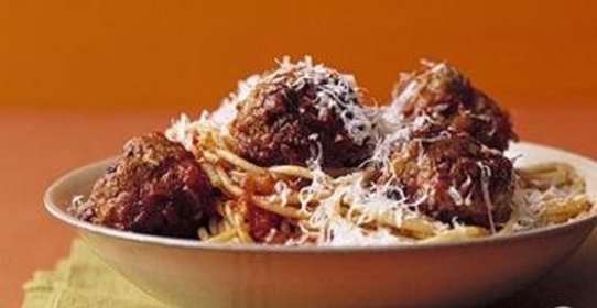 Спагетти с фрикадельками и сыром