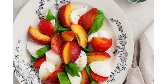 Капрезе с персиками и сливами