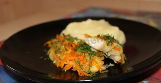 Минтай в духовке с луком и морковью