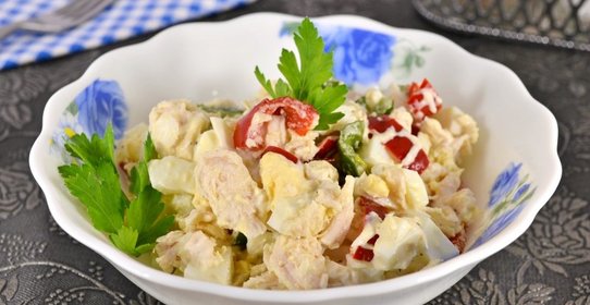Салат с курицей и сладким перцем