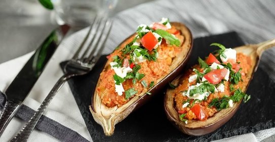 Баклажаны, фаршированные овощами и кускусом