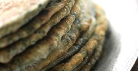 Оладьи из шпината и нута по‑индийски