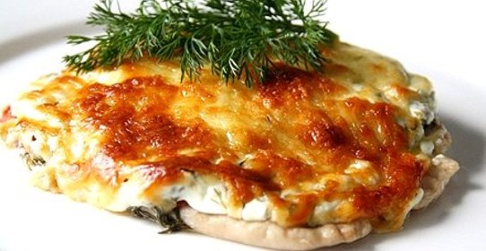 Отбивные из куриного филе в духовке с помидорами