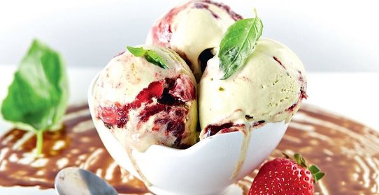 Мороженое из базилика с клубнично-бальзамиковым соусом