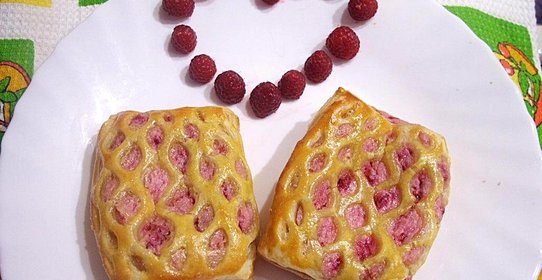 Слойки с творогом и малиной