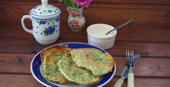 Лепешки с зеленью на сковороде