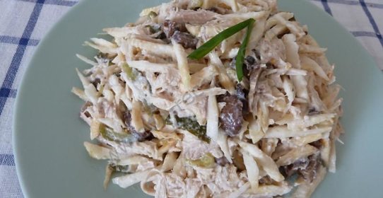 Салат из корня сельдерея с грибами и курицей