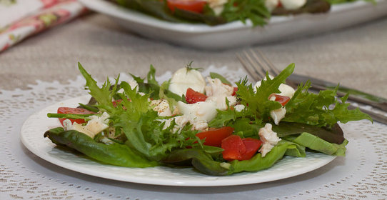 Салат с курицей и овощами