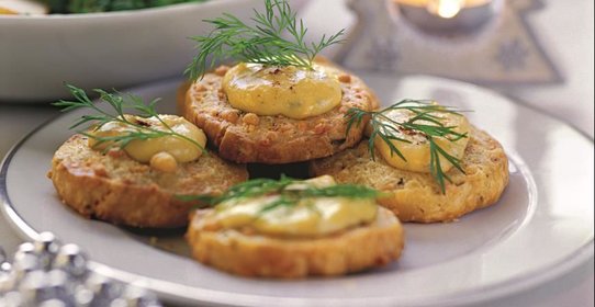 Французские крекеры с соусом из голубого сыра